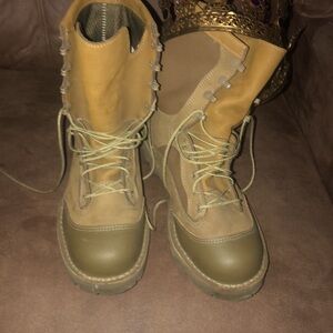 🥾Worn for not even 10 minutes and taken off cos I needed a 10 1/2. Brand new.